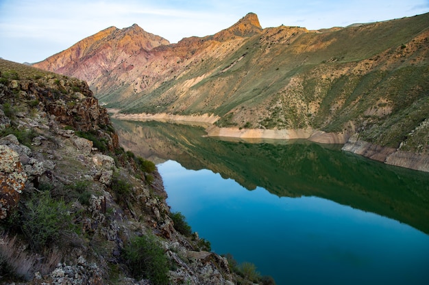 Pequeño lago entre las montañas rojas