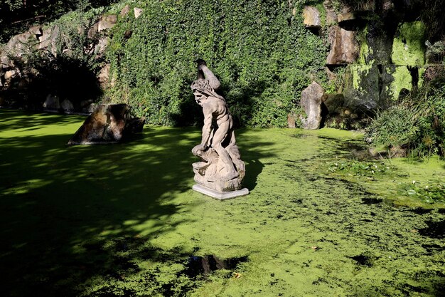 Pequeno lago no jardim kinsky em Praga