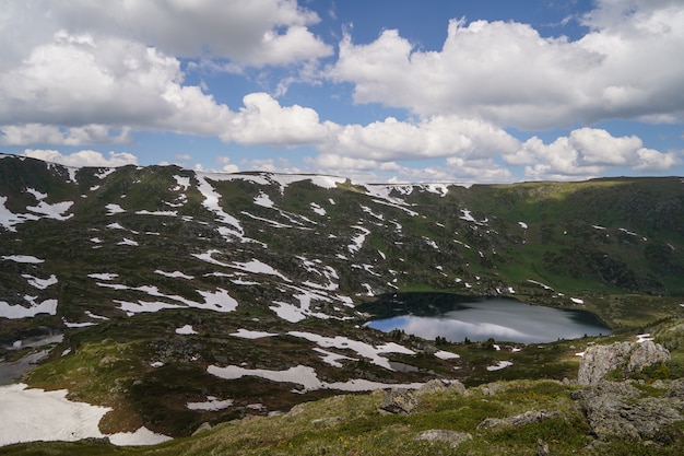 Pequeno lago no vale da montanha