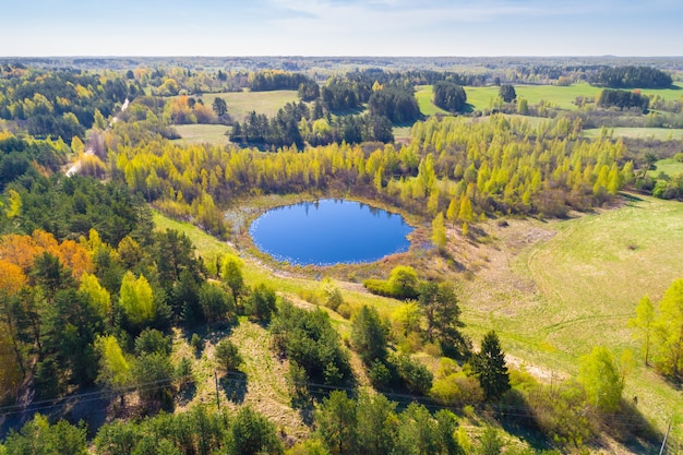 Pequeno lago redondo no Parque Nacional dos Lagos Braslau, Bielo-Rússia