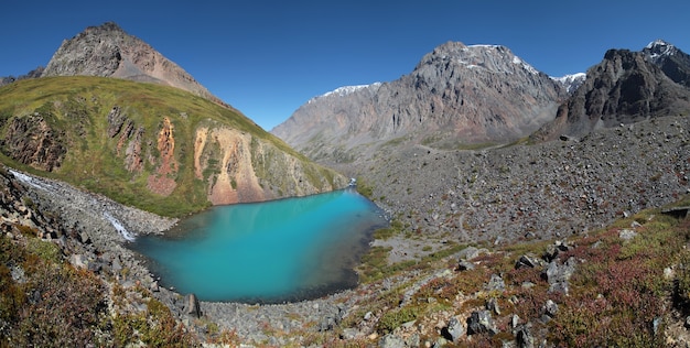 Pequeno lago turquesa nas montanhas Altai, vista panorâmica panorâmica