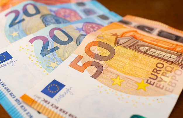 pequeno leque de notas de euro sobre uma mesa