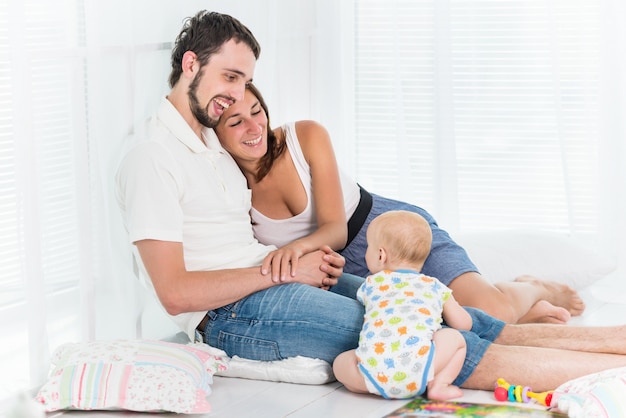 Pequeño y lindo bebé de seis meses