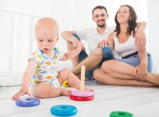 Pequeño y lindo bebé de seis meses