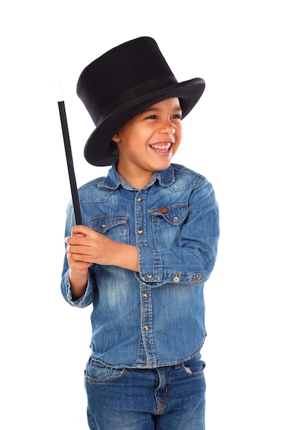 Pequeño mago divertido con un sombrero de copa y una varita mágica