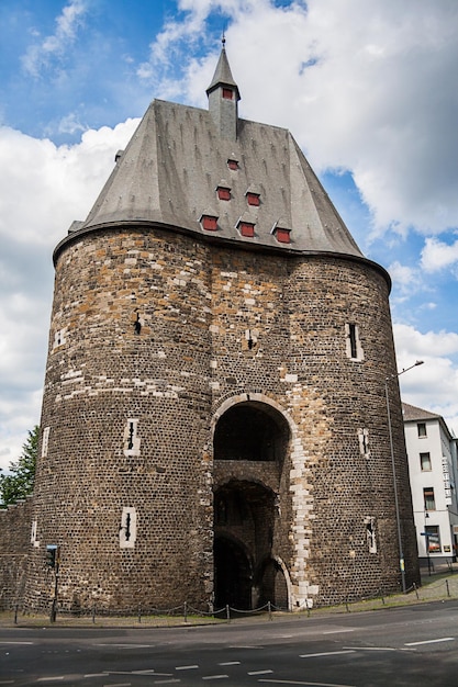 El pequeño marchgate en aachen alemania con cielo nublado. Tomada afuera con una 5D mark III.