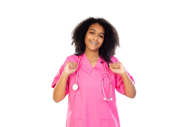 Pequeno médico adorável com uniforme rosa isolado