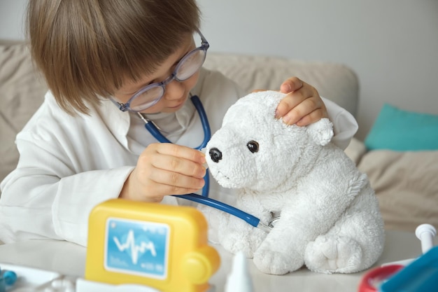 Pequeno médico de casaco médico com estetoscópio jogar tratamento ocular para brinquedo de ursinho de pelúcia