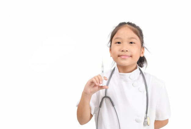 Pequeno médico segurando uma seringa isolada