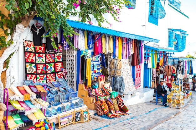 Pequeno mercado na cidade tunisina de Sidi Bou Said Conto de fadas oriental com charme francês