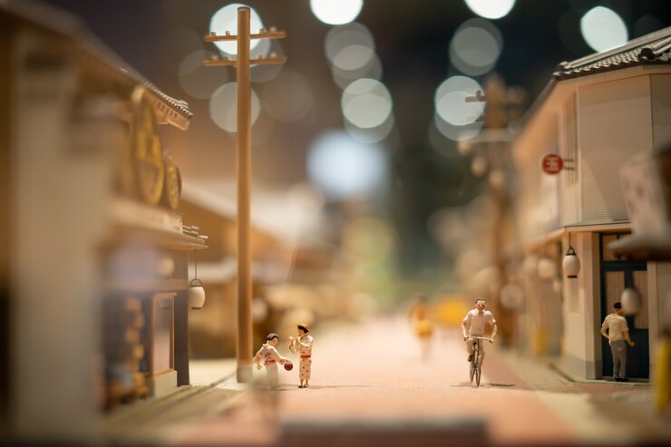 El pequeño modelo de ciudad japonesa se muestra en el museo de la exposición.