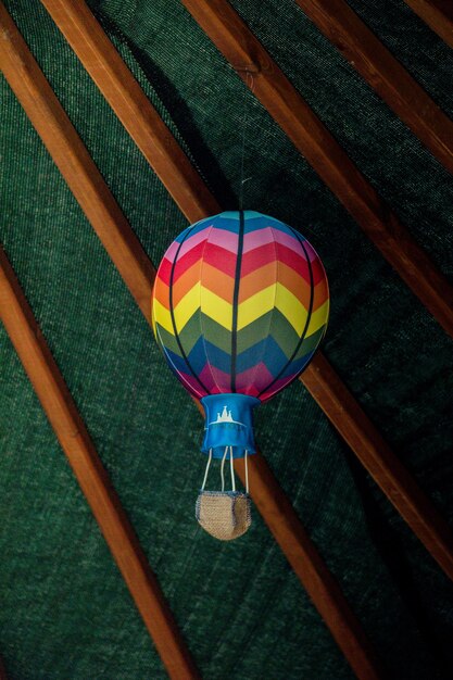 Pequeño modelo colorido globo aerostático a la vista