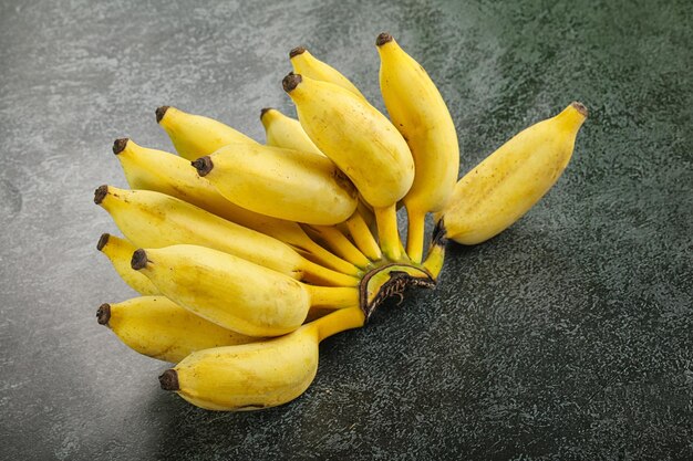 Foto pequeno monte de bananas maduras e doces