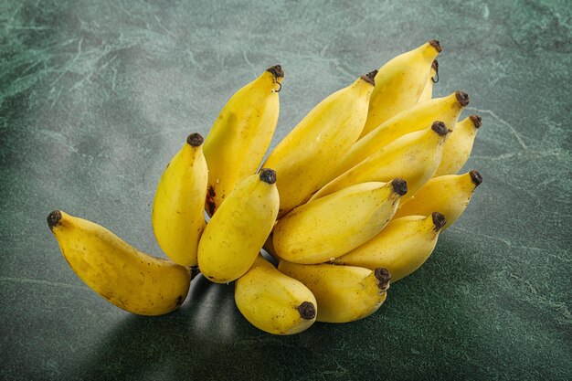 Foto pequeño montón de plátanos maduros dulces