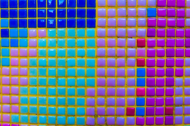 Foto pequeño mosaico de colores en la pared