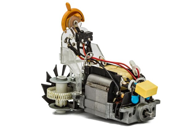 Pequeño motor eléctrico con ventilador aislado sobre fondo blanco.