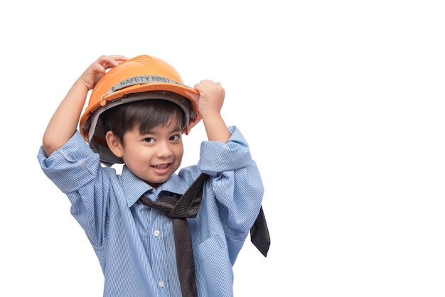 Pequeño muchacho asiático feliz en traje de ingeniería de construcción sobre fondo blanco