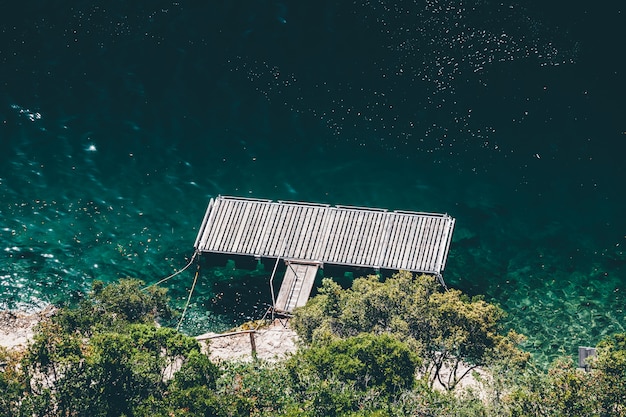 Pequeño muelle de madera sobre el agua