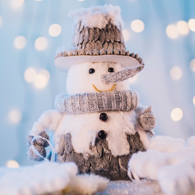 Pequeño muñeco de nieve de juguete en el fondo borroso