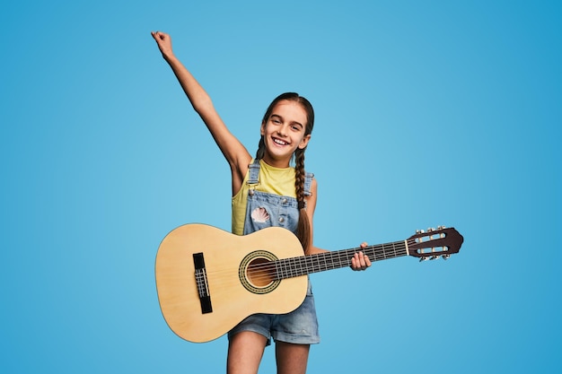 Pequeño músico feliz con guitarra