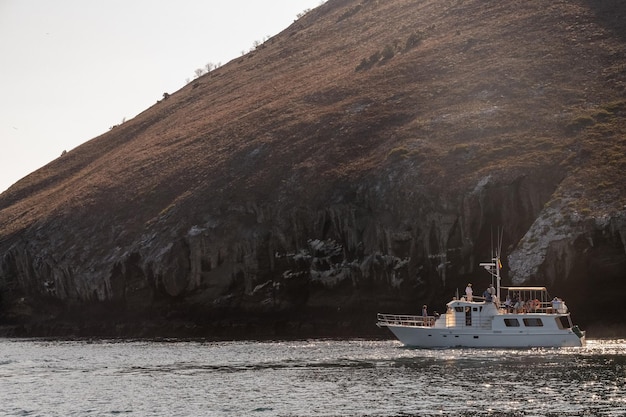 Pequeno navio navegando perto da ilha no oceano nas Ilhas Galápagos Equador