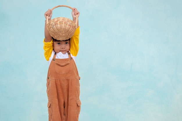 Pequeño niño asiático.