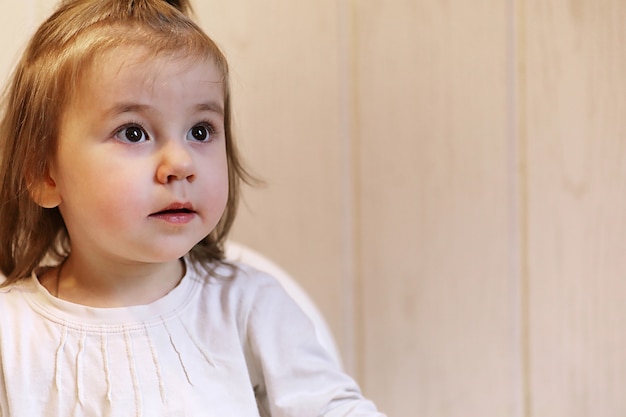 Pequeño niño caucásico sonriendo y divirtiéndose fondo blanco