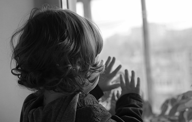 Pequeño niño escucha en los auriculares música foto en blanco y negro