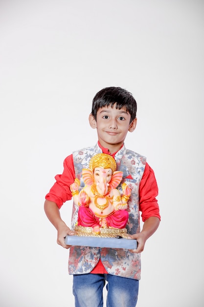 Pequeño niño indio con señor ganesha