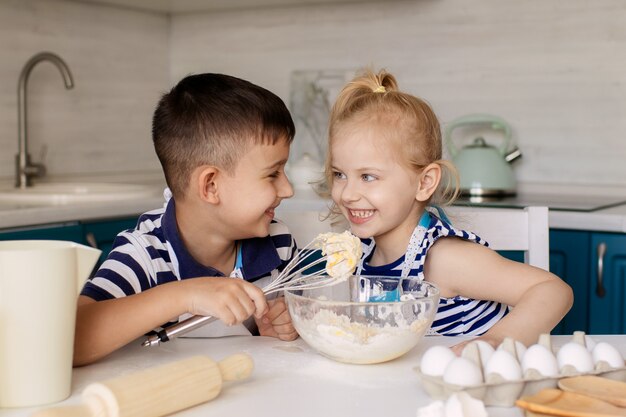 Pequeño niño y niña cocinando juntos