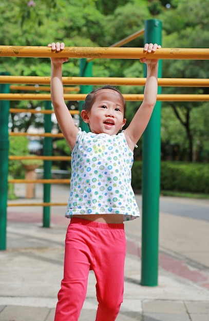 Pequeño niño niña ejercicio al aire libre