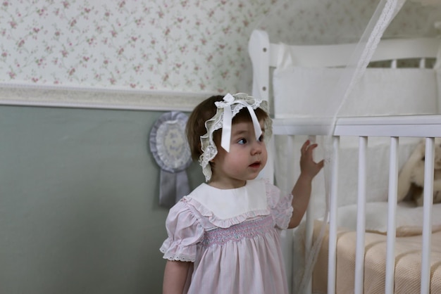 Pequeño niño de pie en el dormitorio