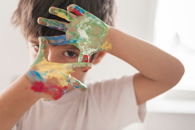 Foto pequeño niño pintando como un artista