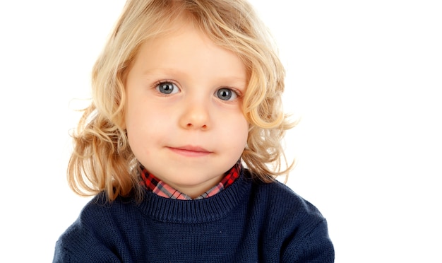 Pequeño niño rubio con cuatro años