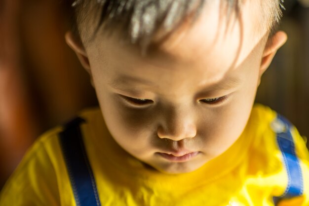 pequeño niño tan triste