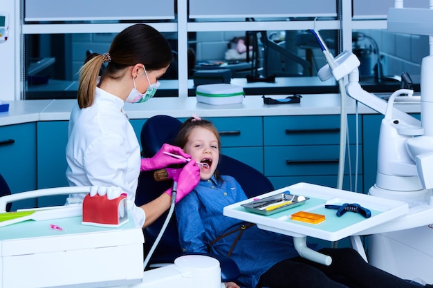 El pequeño paciente en la oficina del dentista