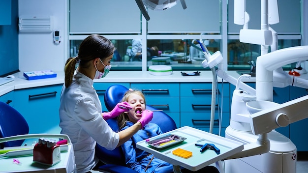 El pequeño paciente en la oficina del dentista