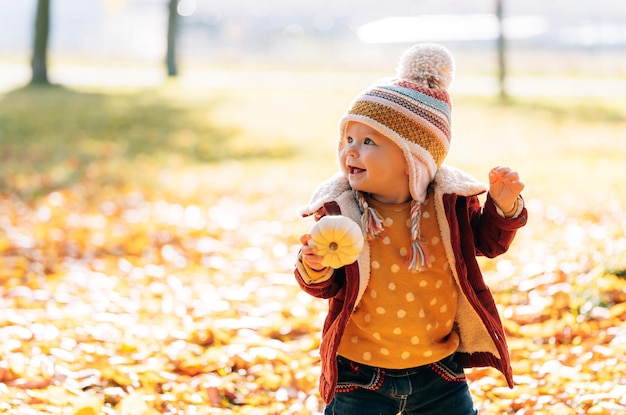 Pequeño parque de otoño infantil de moda y con estilo.