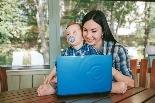 Foto pequeño pelo azul familia felicidad