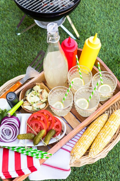 Pequeño picnic de verano con limonada y hamburguesas en el parque.