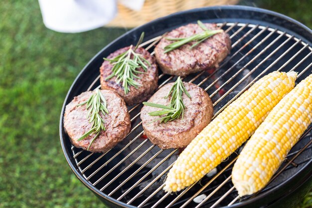 Pequeño picnic de verano con limonada y hamburguesas en el parque.