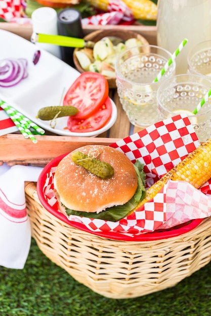 Pequeño picnic de verano con limonada y hamburguesas en el parque.