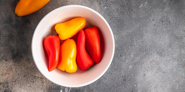 Pequeño pimiento vegetal fresco comida saludable comida snack dieta en la mesa espacio de copia comida