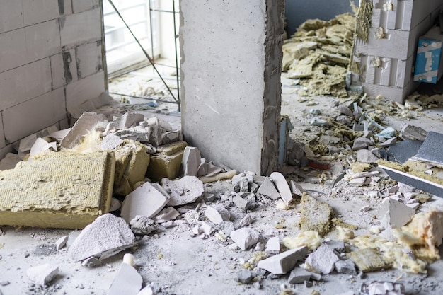 Pequeño piso sin reparar en edificio nuevo. Una habitación en una casa sin terminar. Paredes de bloques de espuma y piso de concreto en un departamento diminuto.