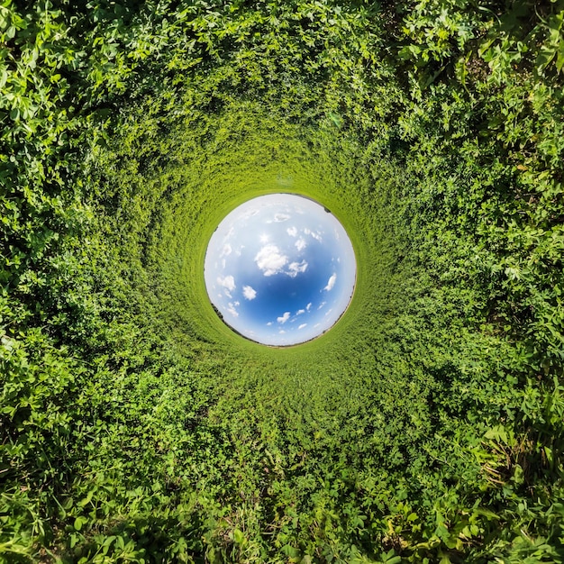 Foto pequeño planeta azul inversión de diminuto planeta transformación de panorama esférico 360 grados vista aérea abstracta esférica curvatura del espacio