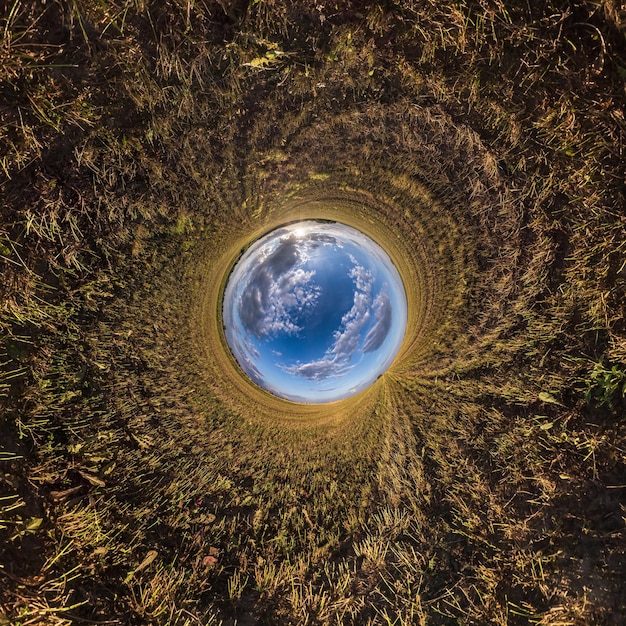 Pequeño planeta azul Inversión de diminuto planeta transformación de panorama esférico 360 grados Vista aérea abstracta esférica Curvatura del espacio