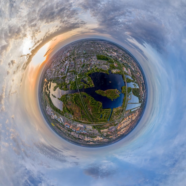 Foto pequeno planeta com uma ponte sobre o rio na cidade