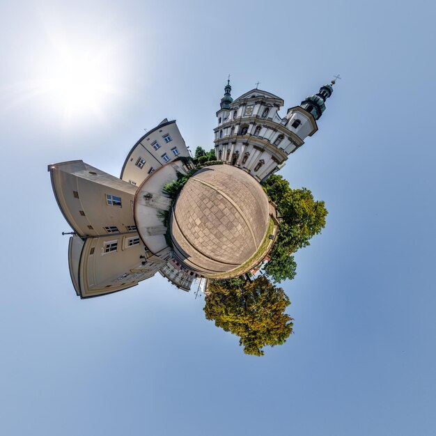 Pequeno planeta e vista panorâmica aérea esférica 360 na rua antiga cidade medieval com igreja e edifícios históricos