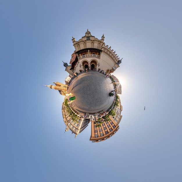 Pequeno planeta e vista panorâmica aérea esférica 360 na rua antiga cidade medieval com igreja e edifícios históricos