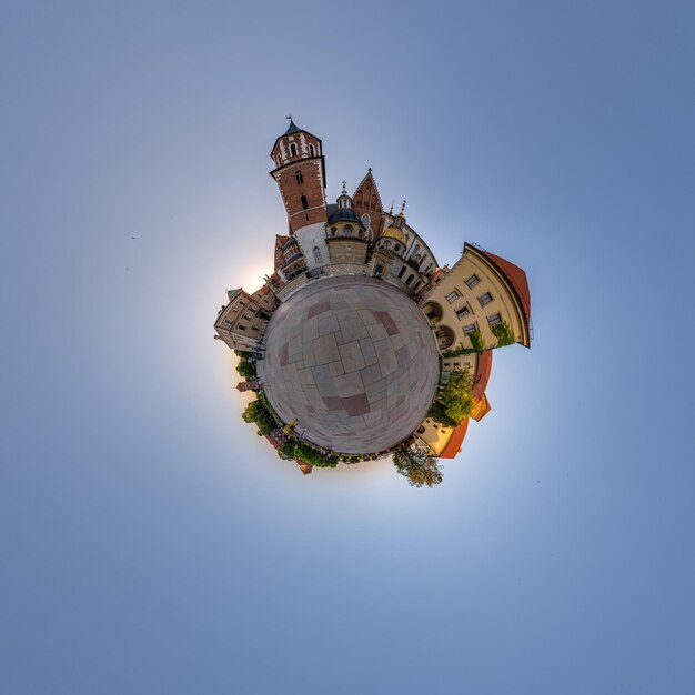 Pequeno planeta e vista panorâmica aérea esférica 360 na rua antiga cidade medieval com igreja e edifícios históricos